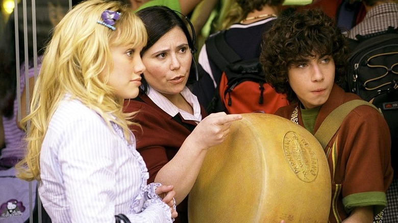 Lizzie McGuire preparing to perform