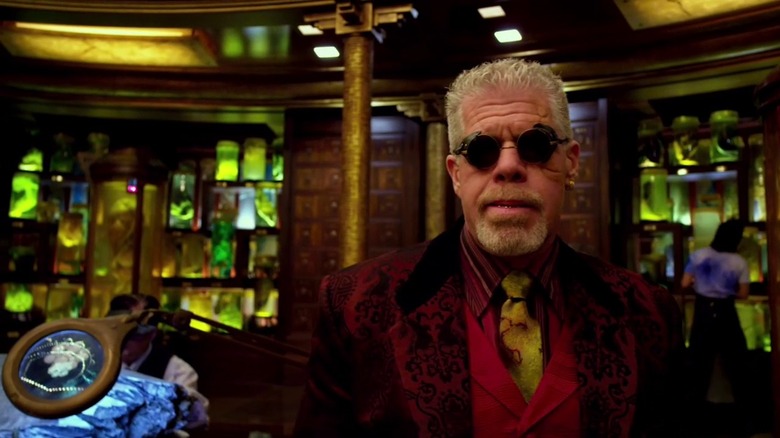 Ron Perlman greeting a stranger
