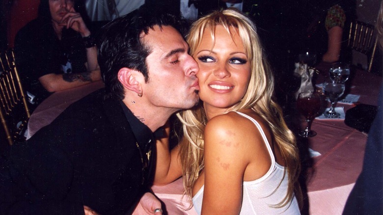 Tommy Lee kissing Pamela Anderson's cheek