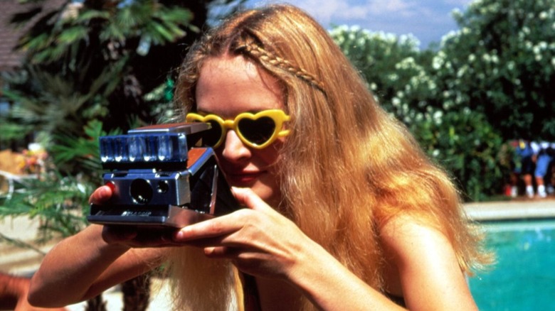 Rollergirl snaps some poolside pics in "Boogie Nights" (1997)