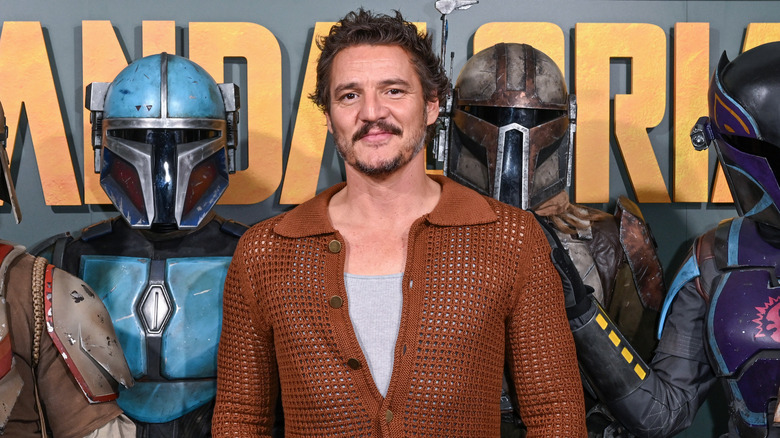 Pedro Pascal stands in front of Mandalorians 