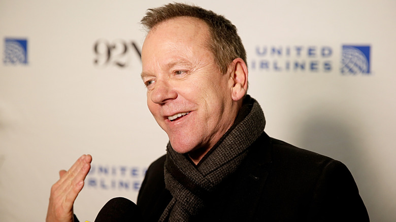 Kiefer Sutherland speaking into a microphone