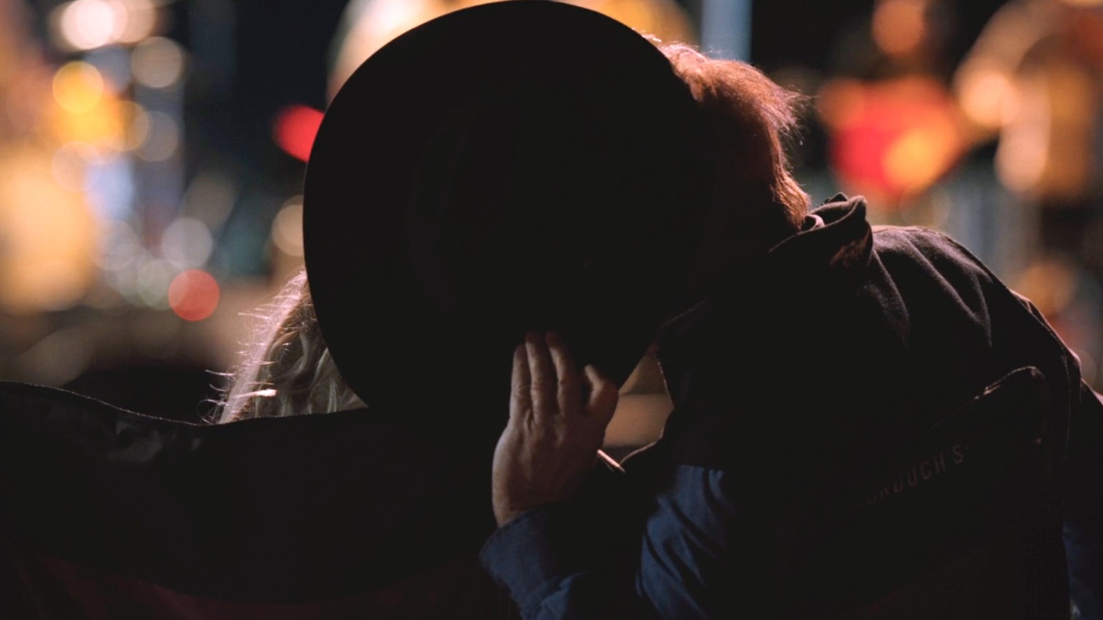 Piper Perabo Did Not Phone In Her Yellowstone Kiss With Kevin Costner – Looper