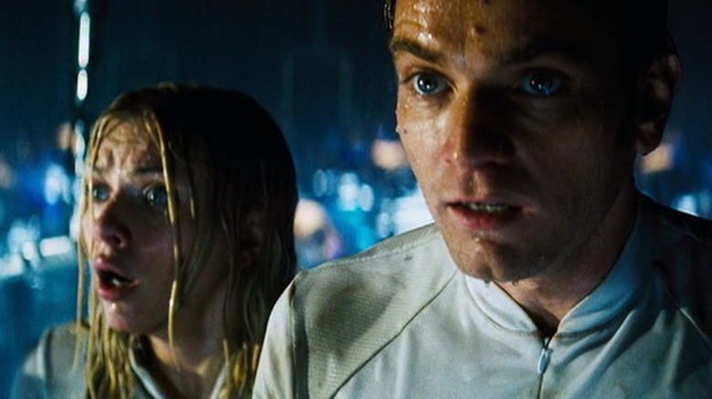 Lincoln and Sarah, panicking, in the rain overlooking the city in The Island (2005)