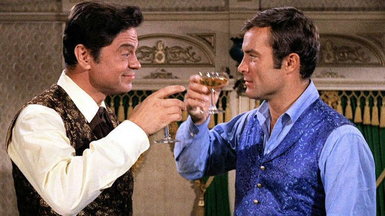 James and Artemus drinking together in The Wild Wild West