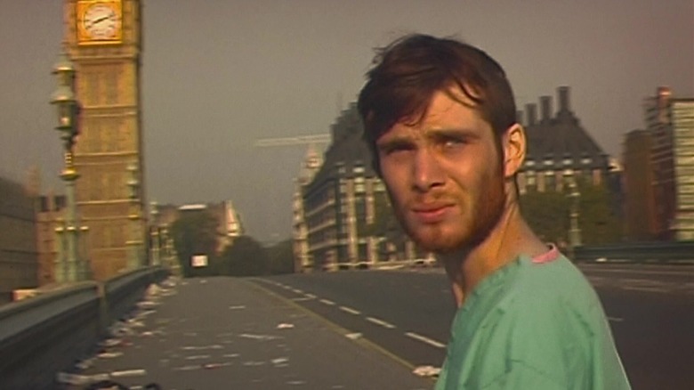 Jim walking across deserted bridge in 28 Days Later
