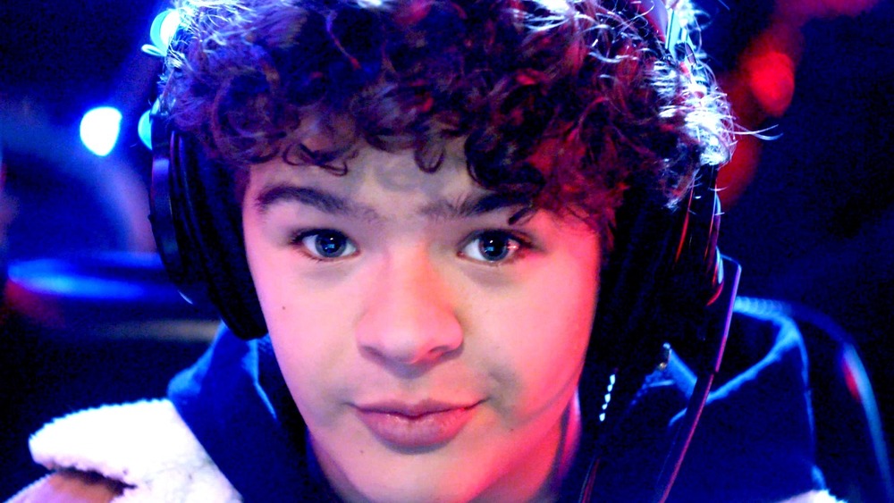 Gaten Matarazzo smirking with headphones on