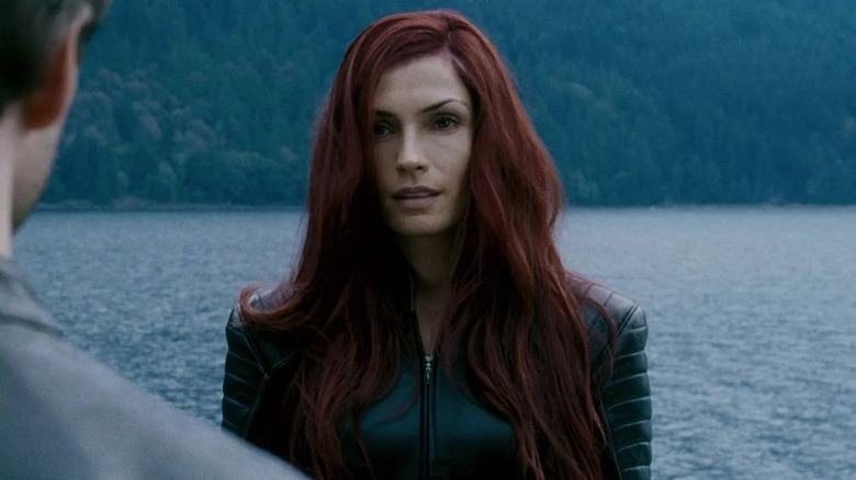 Jean Grey looking at Cyclops on beach (2006)