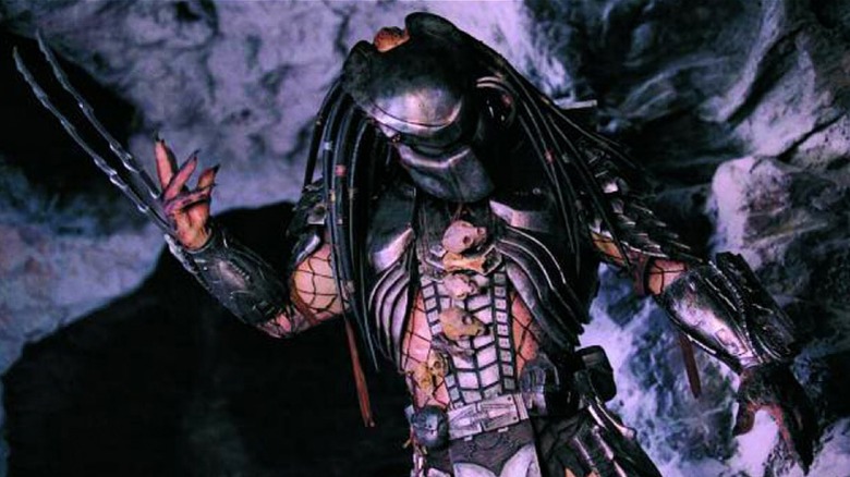 Scar posing with his hand up in Alien vs. Predator