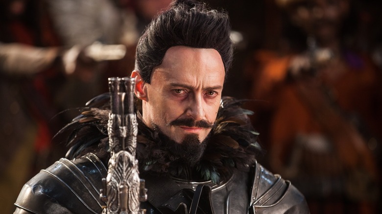 Blackbeard holding up a glass in Pan (2015)