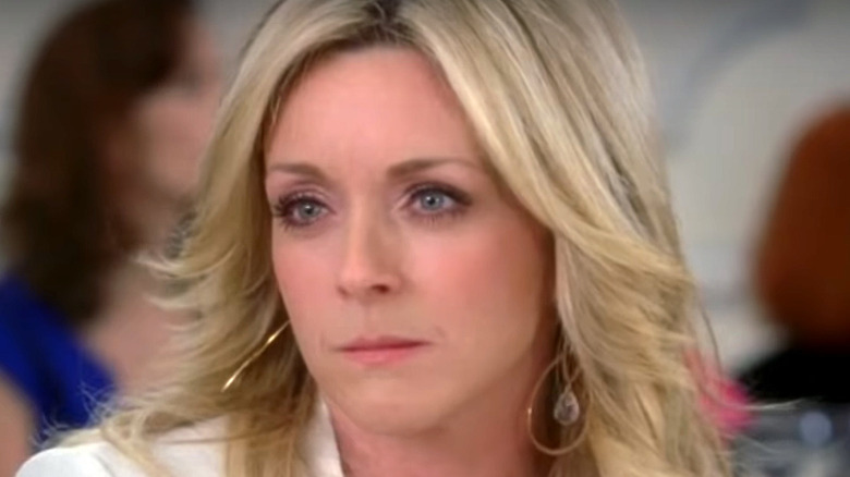 Jenna Maroney wearing gold earrings