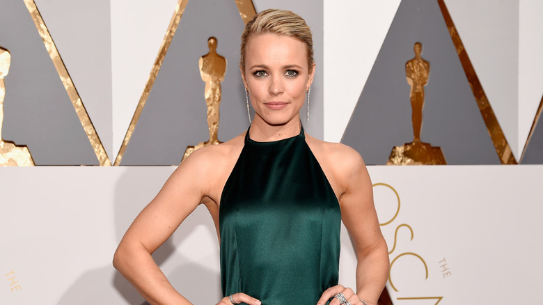 Rachel McAdams posing at Oscars