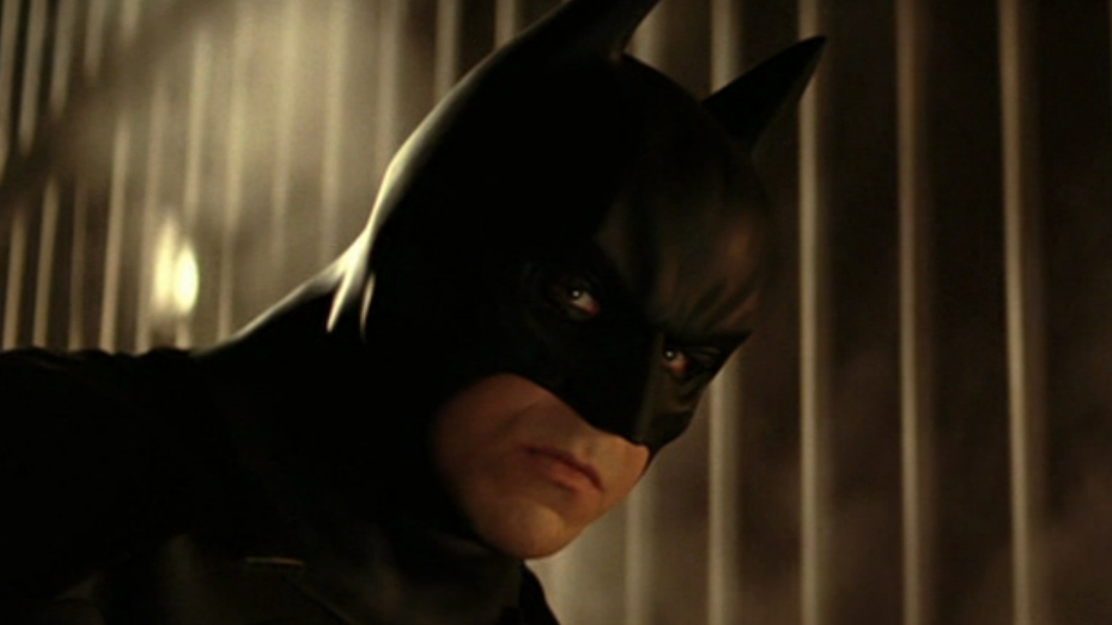 Бэтмен начало 2022. Кристиан Бейл Бэтмен. Batman begins 2005. Кристиан Бейл Бэтмен 2005. Брюс Уэйн 2005.