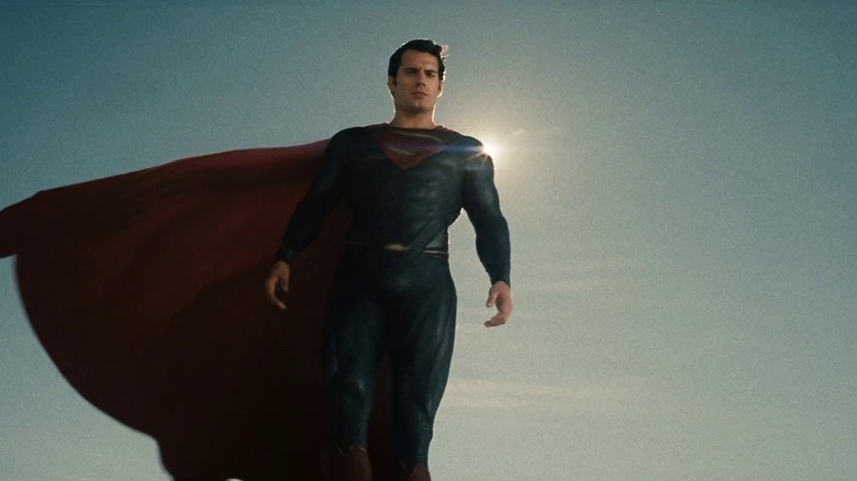 Superman stands over the military in "Man of Steel" (2013)