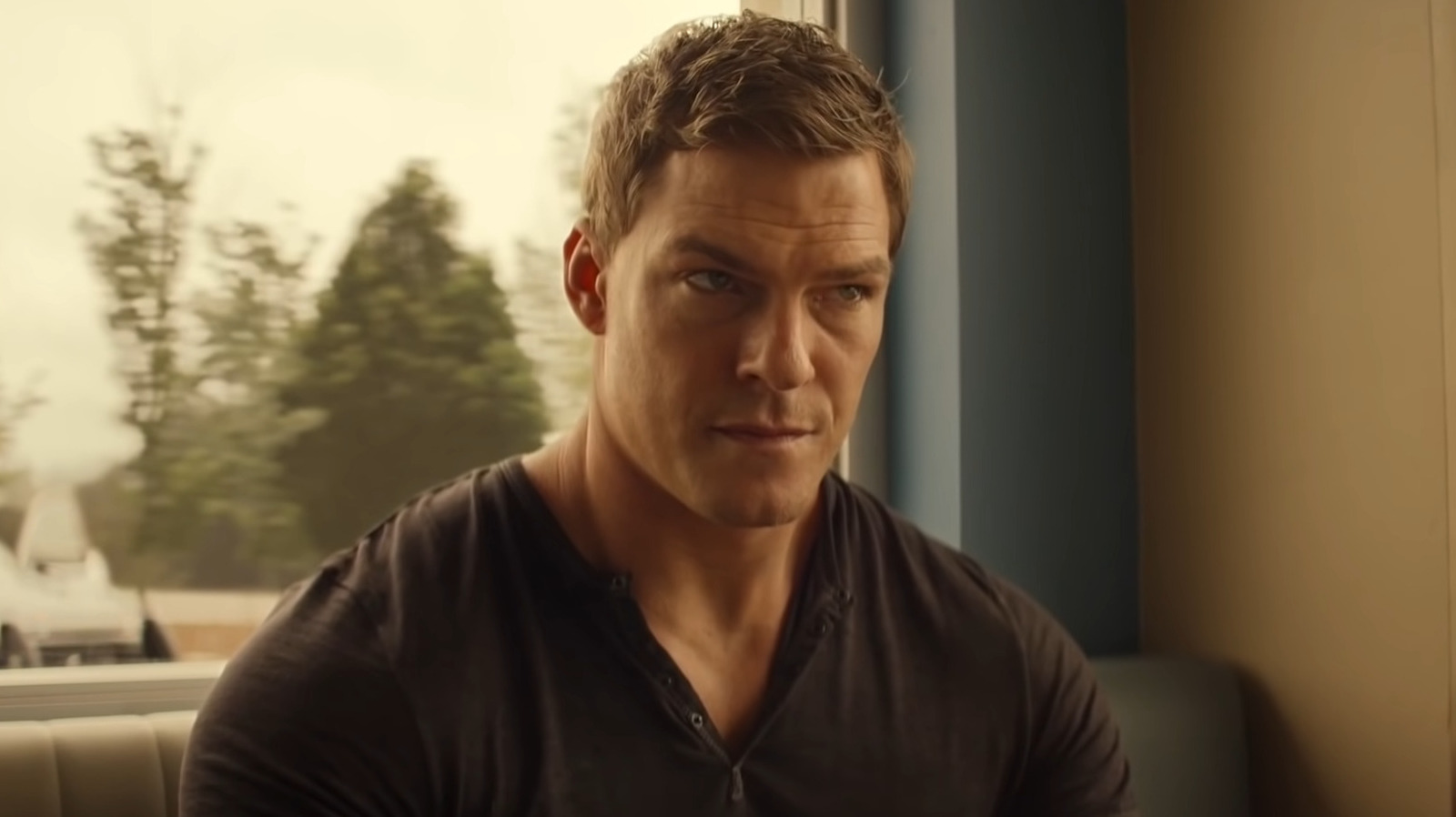 Reacher’s Alan Ritchson Is Glad His Character Is Aging – Looper