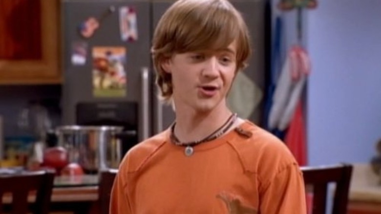 Jackson speaking while wearing an orange shirt in "Hannah Montana" Season 1
