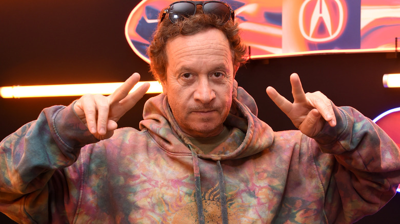 Pauly Shore offers hand gestures