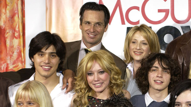 Robert Carradine, Hilary Duff, and the cast of Lizzie McGuire