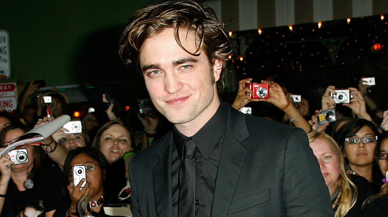 Robert Pattinson posing at the premiere of