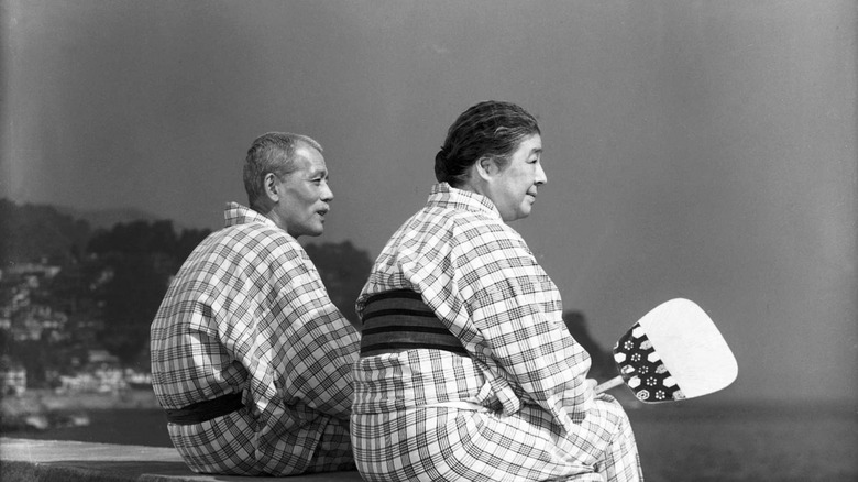Shūkichi and Tomi Hirayama sitting together in "Tokyo Story"