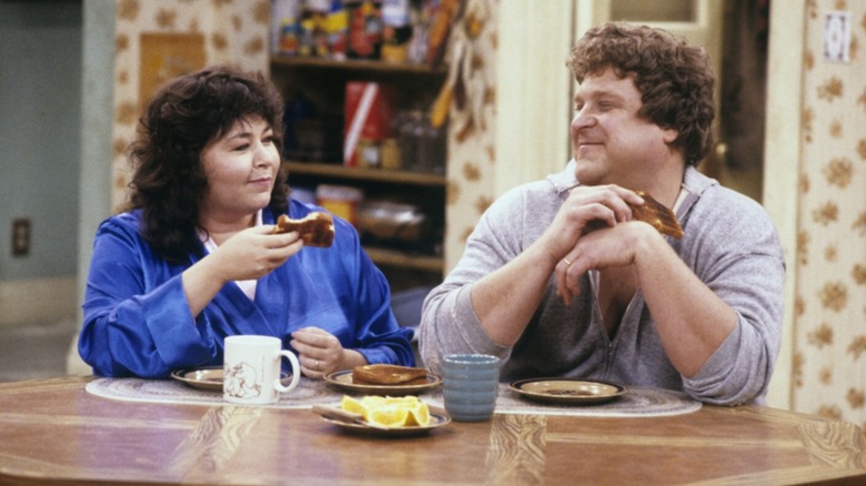 Roseanne and Dan contemplate breakfast in "Roseanne"