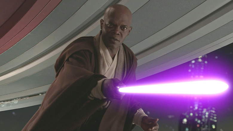 Mace Windu points lightsaber