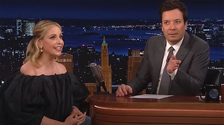 Sarah Michelle Gellar being interviewed by Jimmy Fallon 