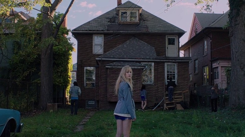 Jay stands outside house in "It Follows" (2014)