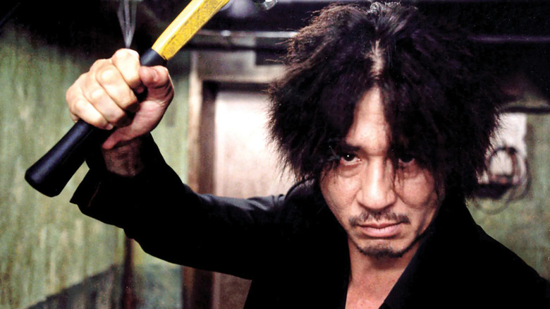 Oh Dae-Su wielding hammer