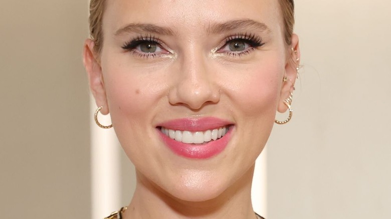 Scarlett Johansson wearing pink lipstick
