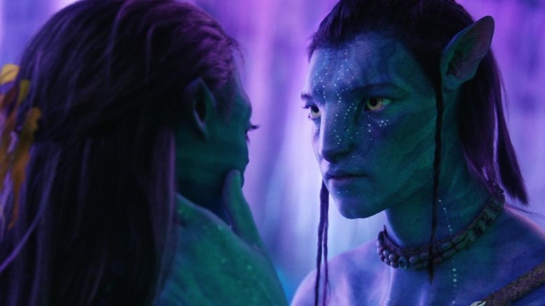 Jake holding Neytiri's face in Avatar