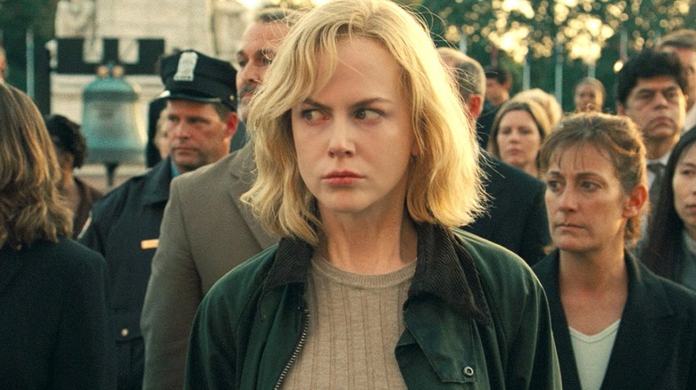 Dr. Carol Bennell among a crowd in "The Invasion" (2007)