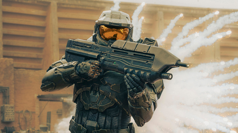 Master Chief aiming an assault rifle during a battle with the Covenant in Halo (2022)