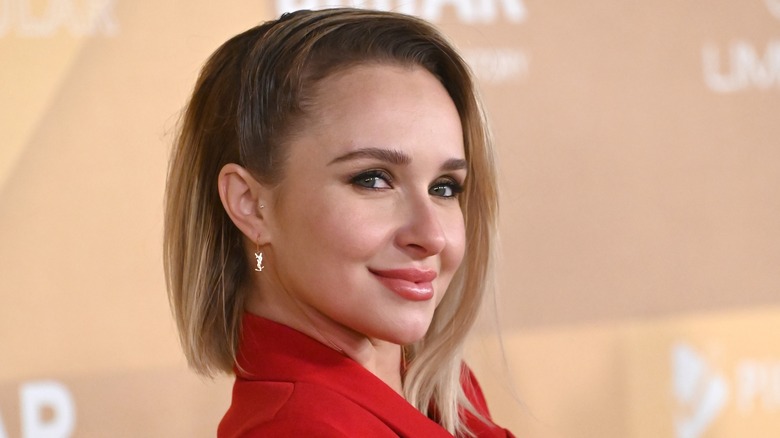 Hayden Panettiere turning head to side for a photo