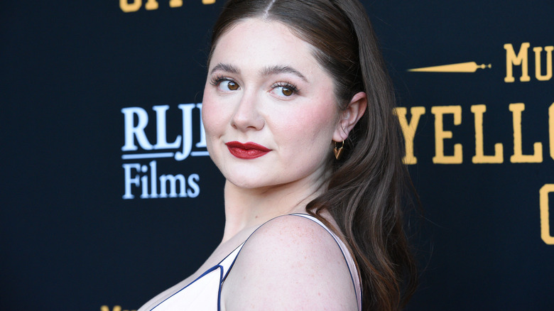   Emma Kenney a la catifa vermella