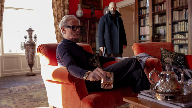 Mason standing next to a seated Steven Manafort