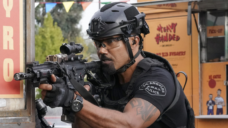 Hondo points a gun in 