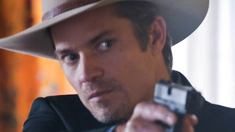 Raylan aims his gun