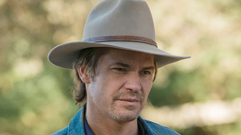 Raylan aims his gun