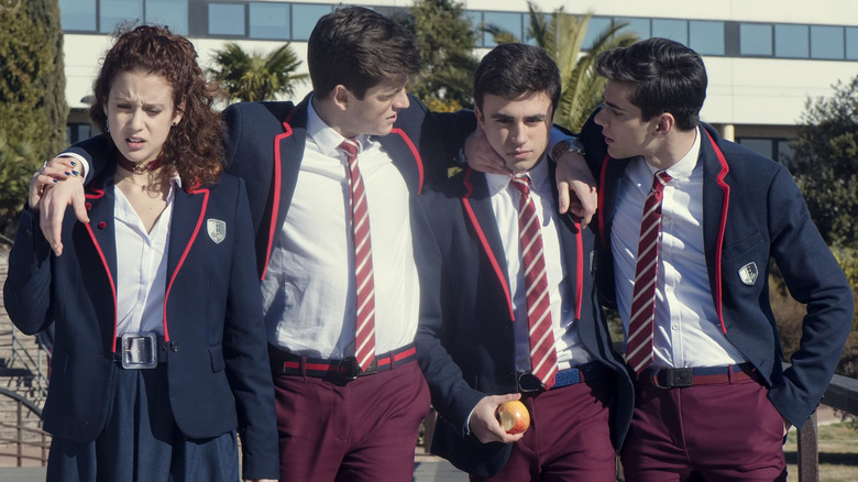 Las Encinas students walking to class