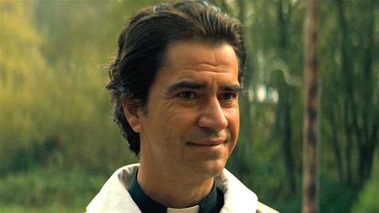 Hamish Linklater in Midnight Mass