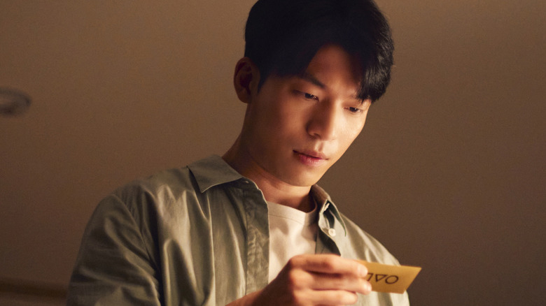 Hwang Jun-ho looking at Player 222's winning card (2025)
