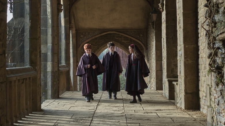 Ron Hermione and Harry walking down a hallway in HBO's Harry Potter TV show