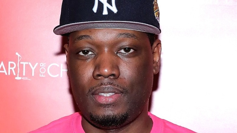 Michael Che posing