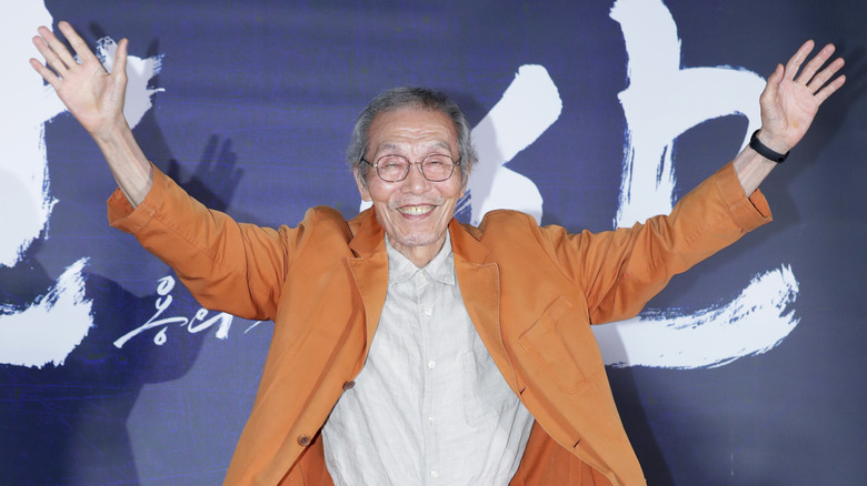 O Yeong-su smiling with arms raised