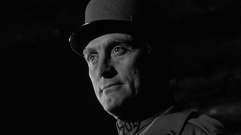 Colonel Dax talking to his men in the trenches in 