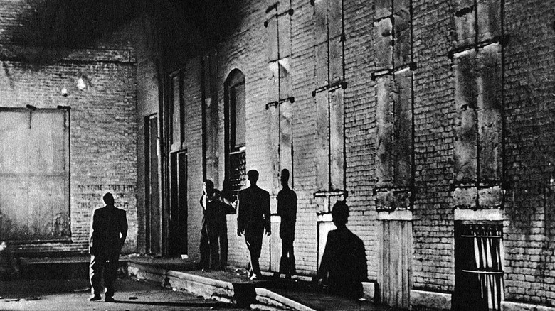 Three guys confronting another in a dark alley in Killer's Kiss