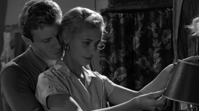 Davey holding Gloria from behind in Killer's Kiss