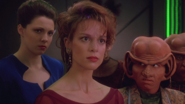 Leeta with aliens