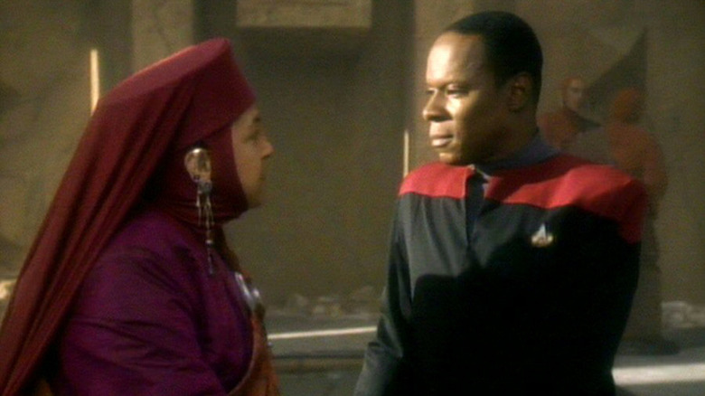 Sisko sits with Kai Opaka in Star Trek: Deep Space Nine